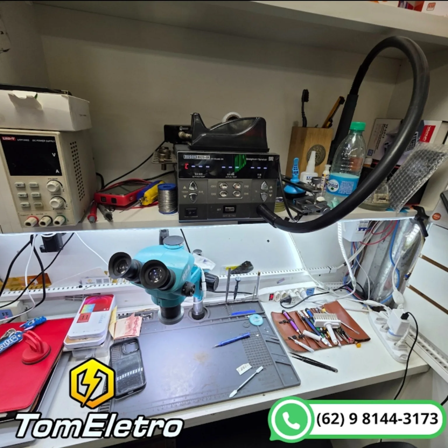 Bancada técnica da TomEletro com microscópio e equipamentos